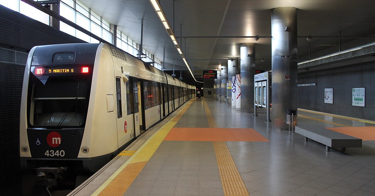 Tren detenido en el andén de la estación de Aeroport, en Manises