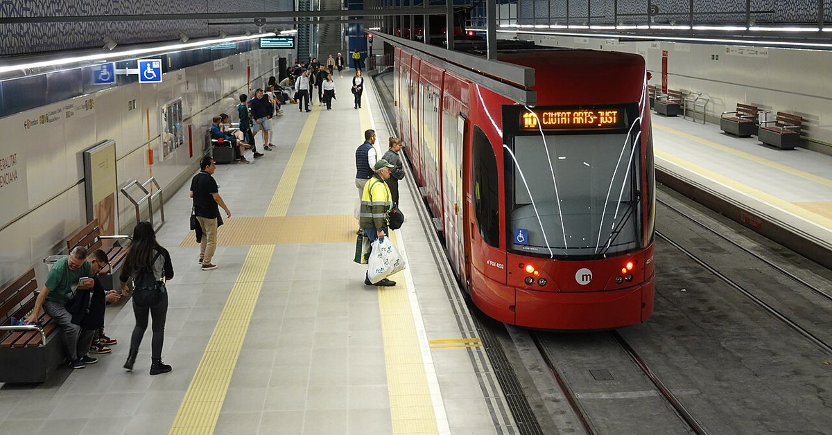 Tranvía de la línea 10 de Metrovalencia en el andén de la parada de Alacant