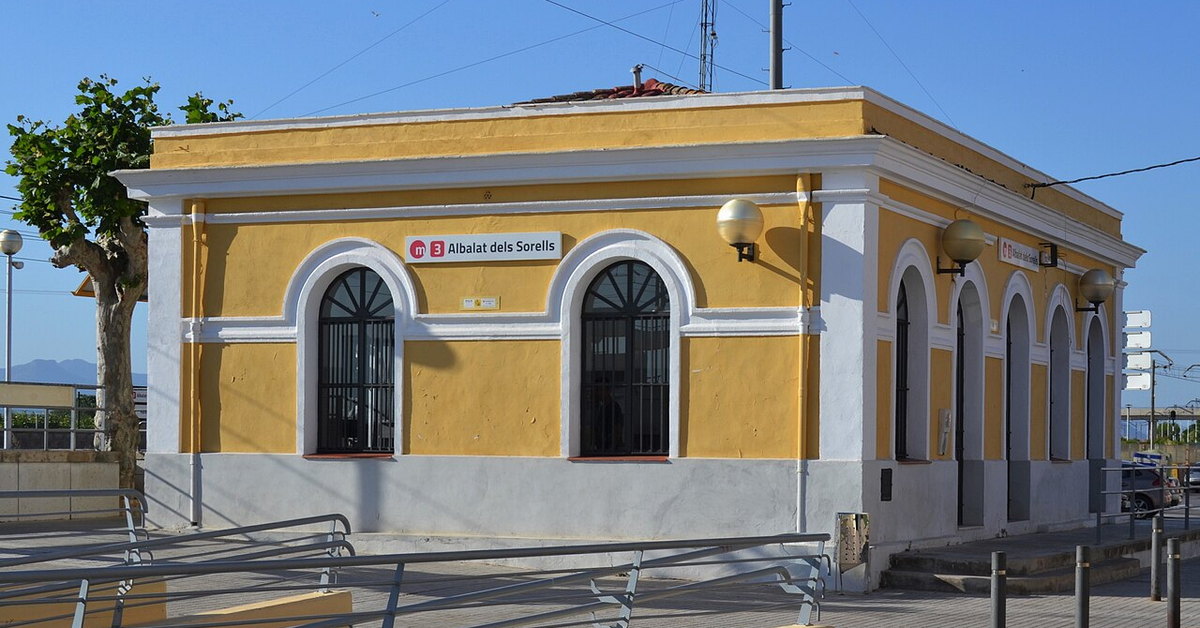 Edificio de la estación de Albalat dels Sorells con el rótulo del nombre
