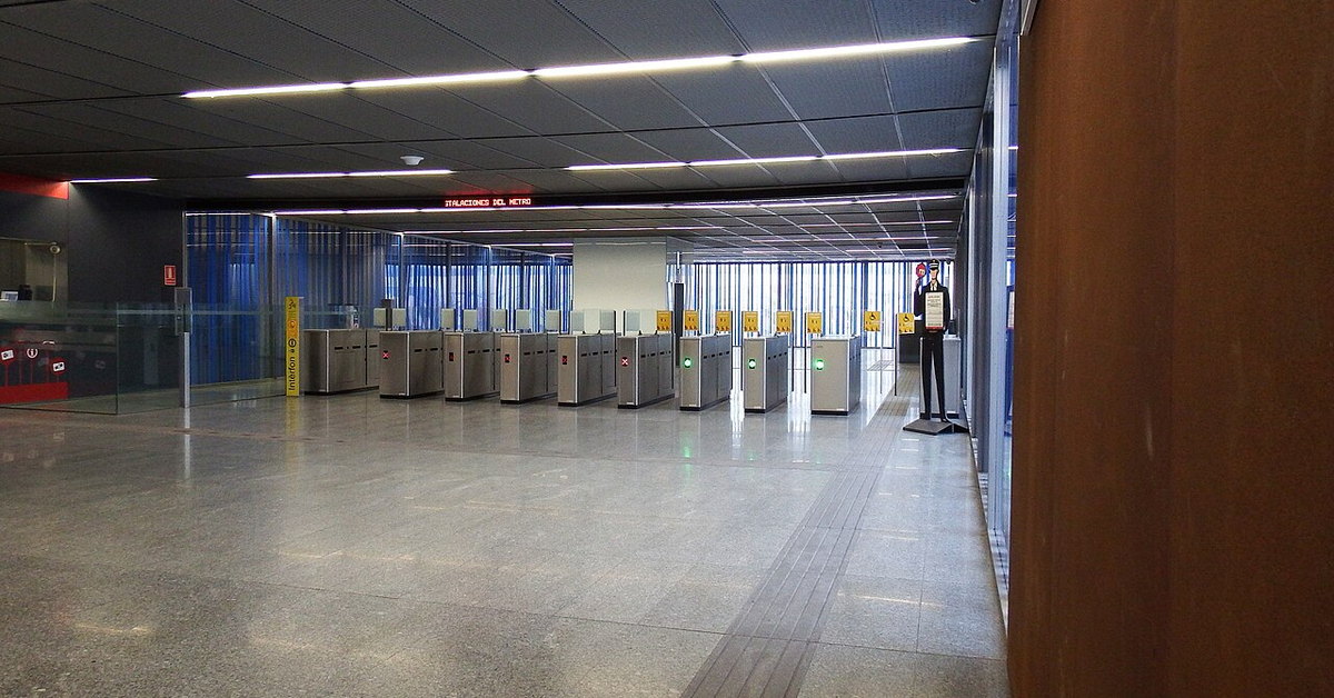 Vestíbulo y torniquetes de la estación subterránea de Alboraia Palmaret