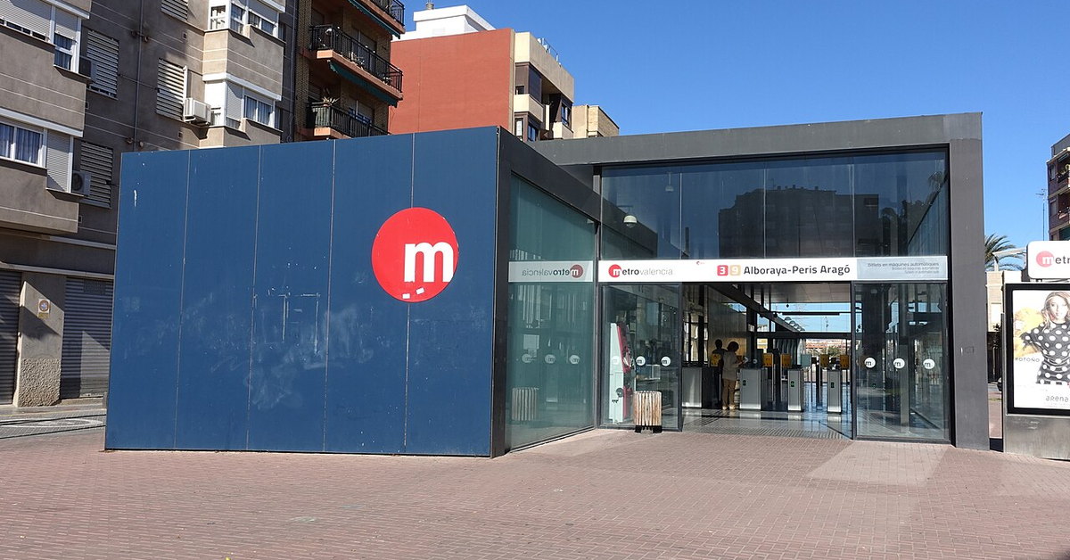 Edificio de acceso de la estación de Alboraia Peris Aragó