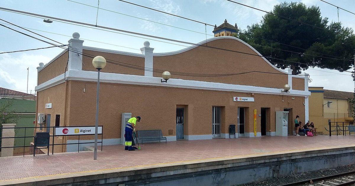 Andén de la estación de Alginet con el edificio de viajeros