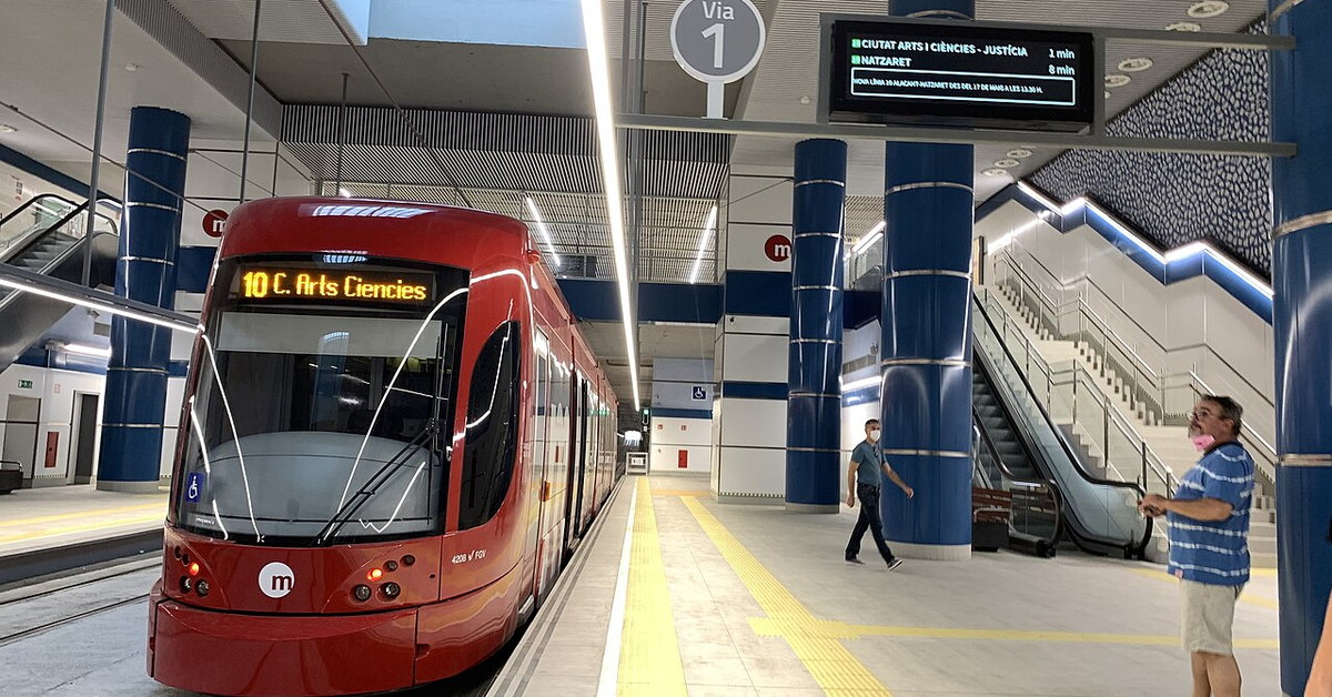Tranvía de la línea 10 en el andén de la parada de Amado Granell - Montolivet
