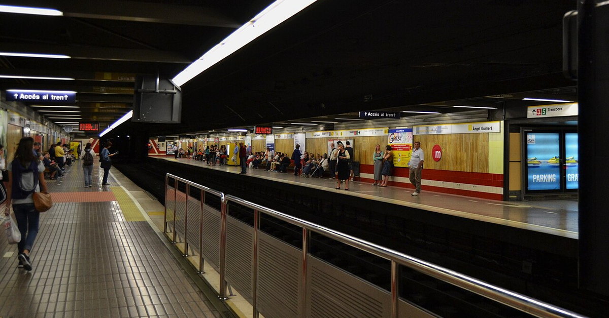 Andén de la línea 1 en la estación subterránea de Àngel Guimerà