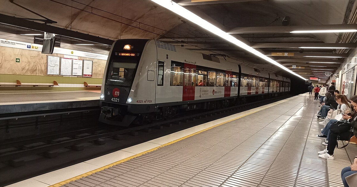 Tren de Metrovalencia en el andén de la estación de Beniferri