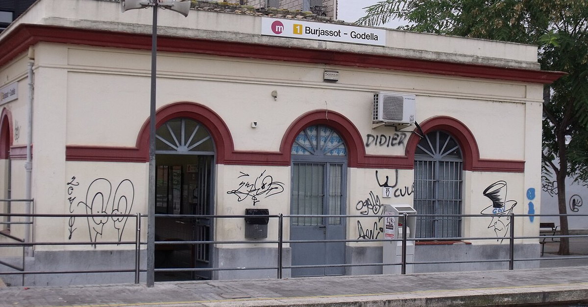 Fachada de la estación de Burjassot - Godella con el rótulo del nombre