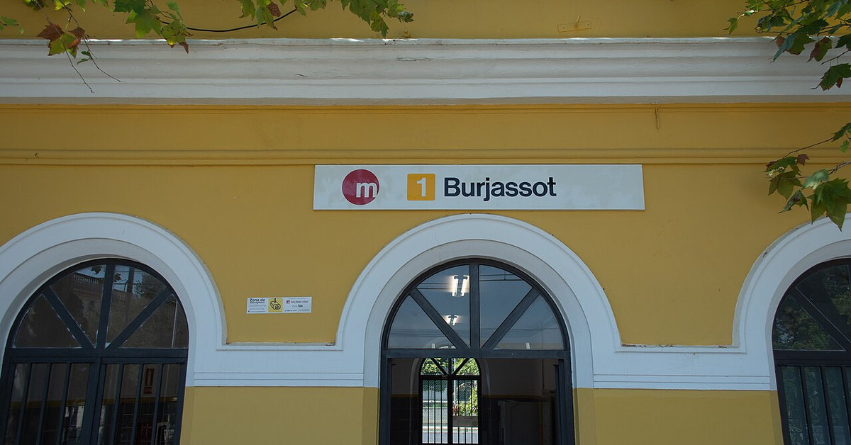 Fachada de la estación de Burjassot con el rótulo de la línea 1
