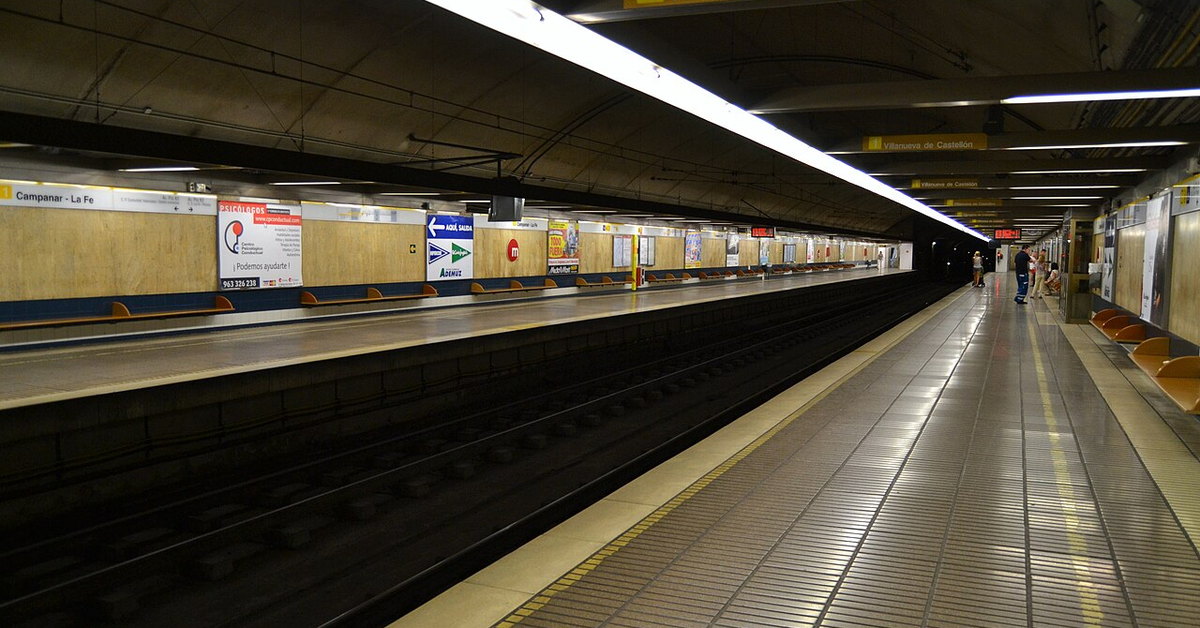 Andén subterráneo de la estación de Campanar, antes Campanar - La Fe