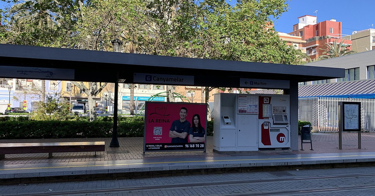 Parada de tranvía de Canyamelar con el rótulo El Canyamelar