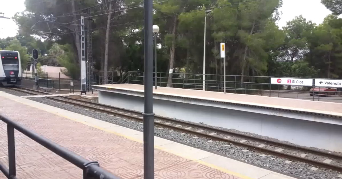 Andén del apeadero de El Clot con un tren de Metrovalencia al fondo