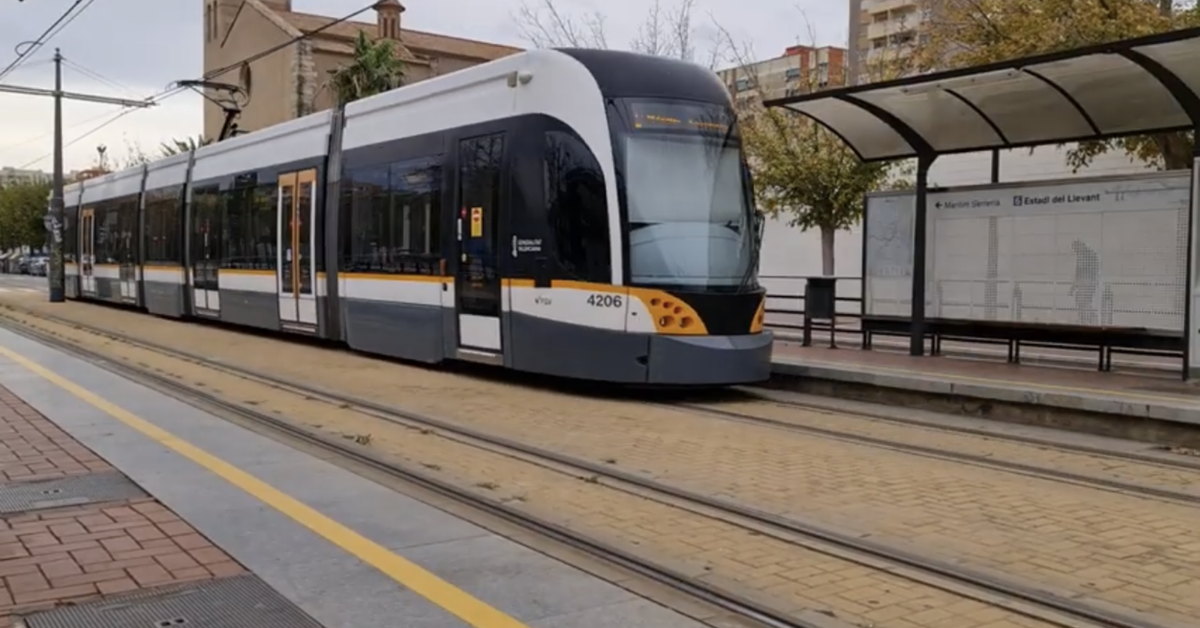 Tranvía de Metrovalencia en la parada junto al Estadi Ciutat de València