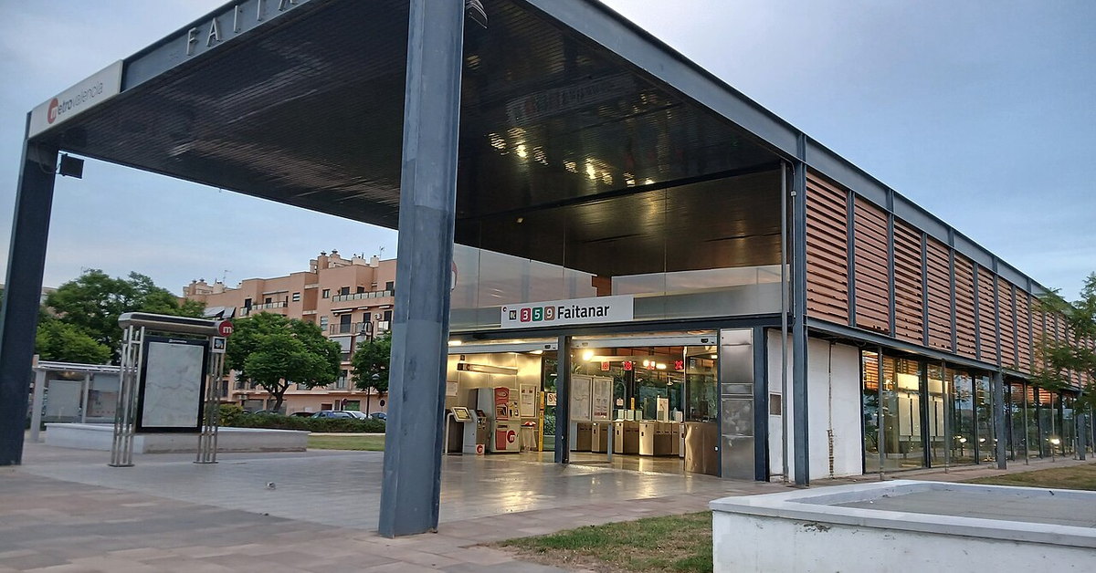 Edificio de la estación de Faitanar con el nombre en la fachada