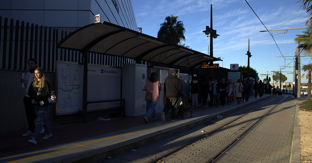 Marquesinas y viajeros en la parada de tranvía de Fira València
