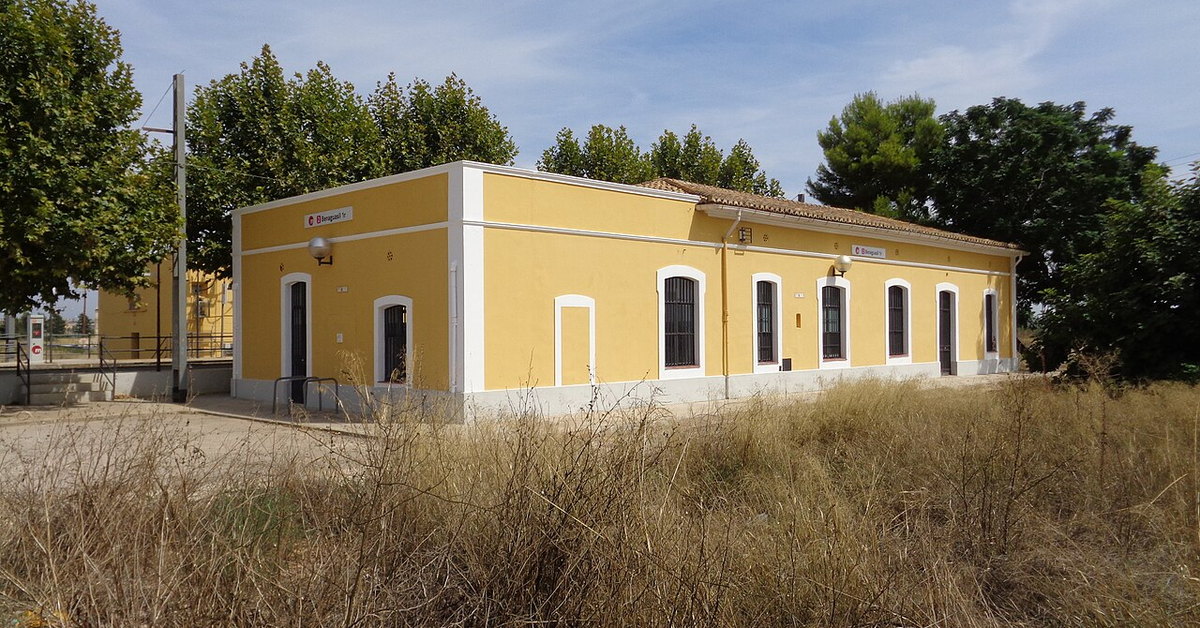 Edificio del antiguo apeadero de Benaguasil 1r, hoy Fondo de Benaguasil
