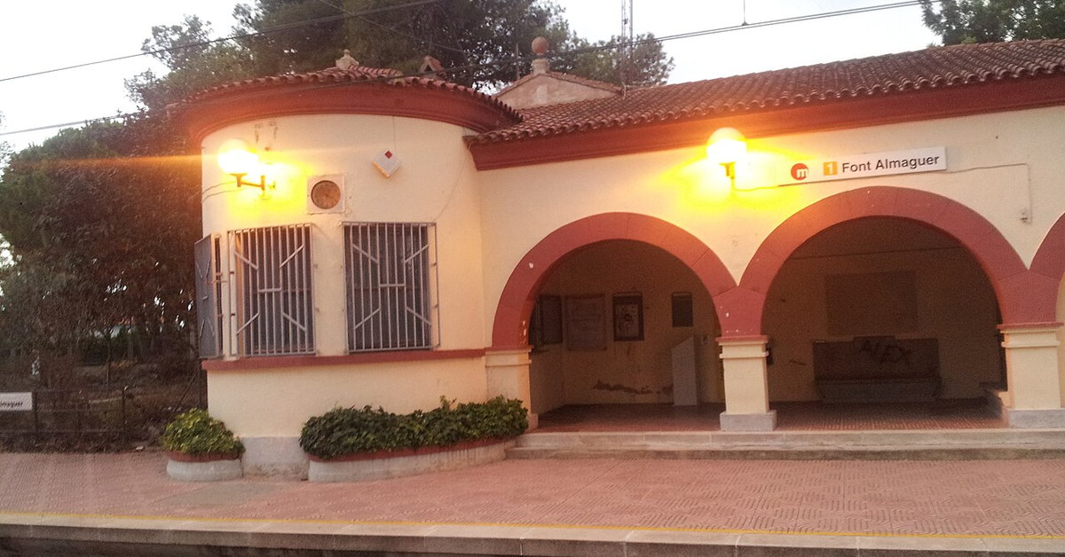 Edificio del apeadero de Font Almaguer con el rótulo del nombre