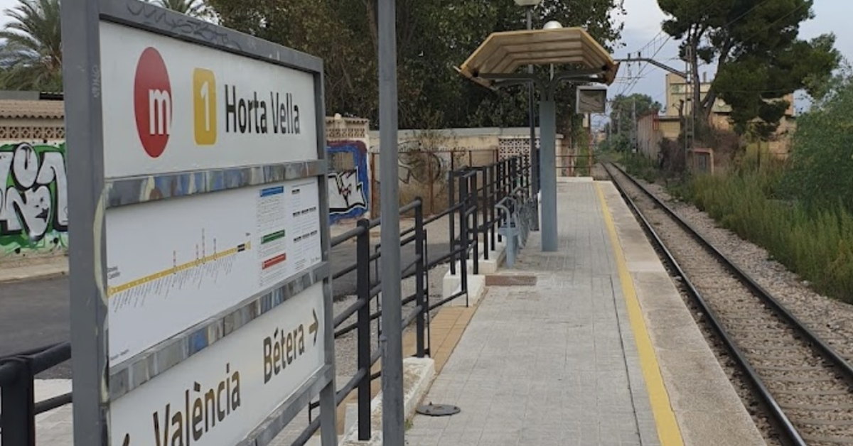 Andén del apeadero de Horta Vella con el rótulo del nombre