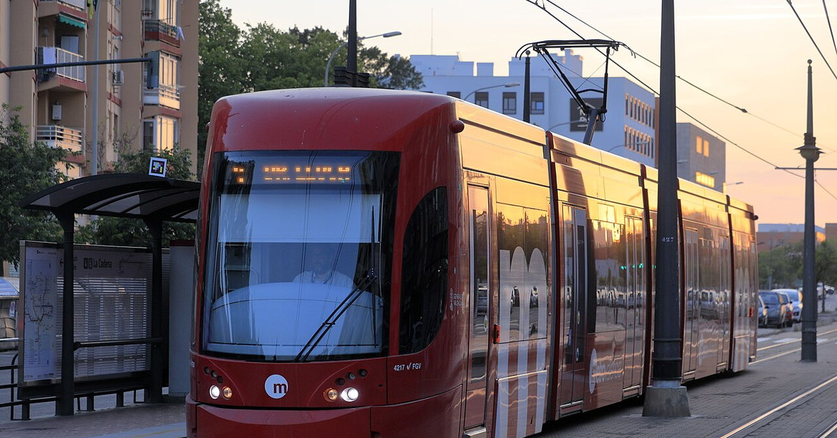 Tranvía rojo de Metrovalencia detenido en la parada de La Cadena