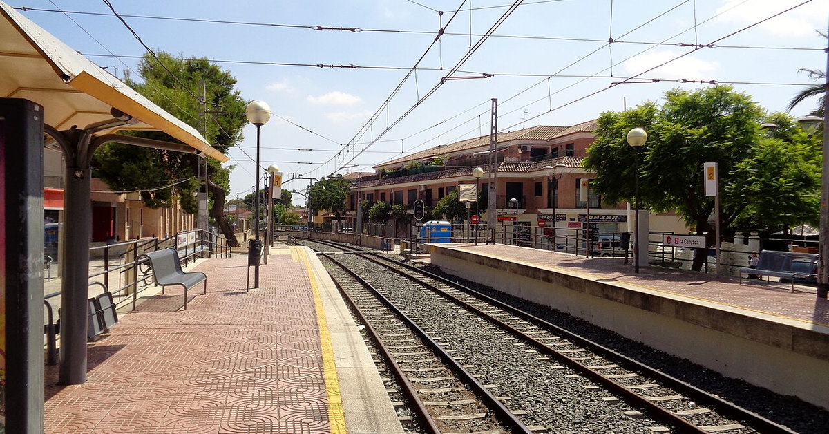 Andenes de la estación de La Canyada en dirección a Paterna