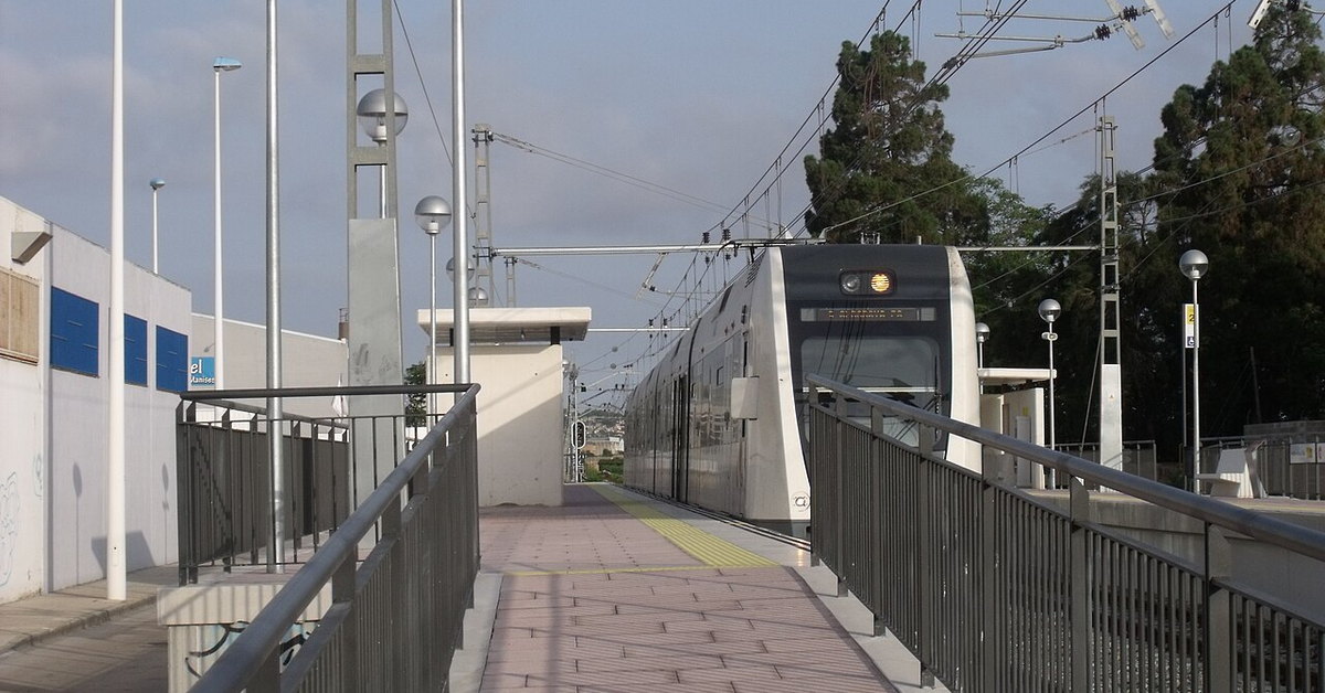 Tren de Metrovalencia detenido en la estación de La Cova