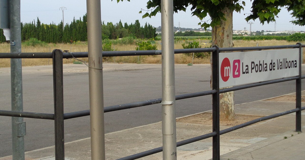 Andén de la estación de La Pobla de Vallbona con el rótulo del nombre