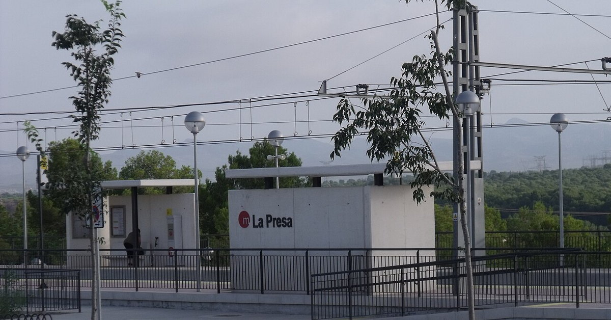 Edificio de la estación de La Presa con el rótulo del nombre
