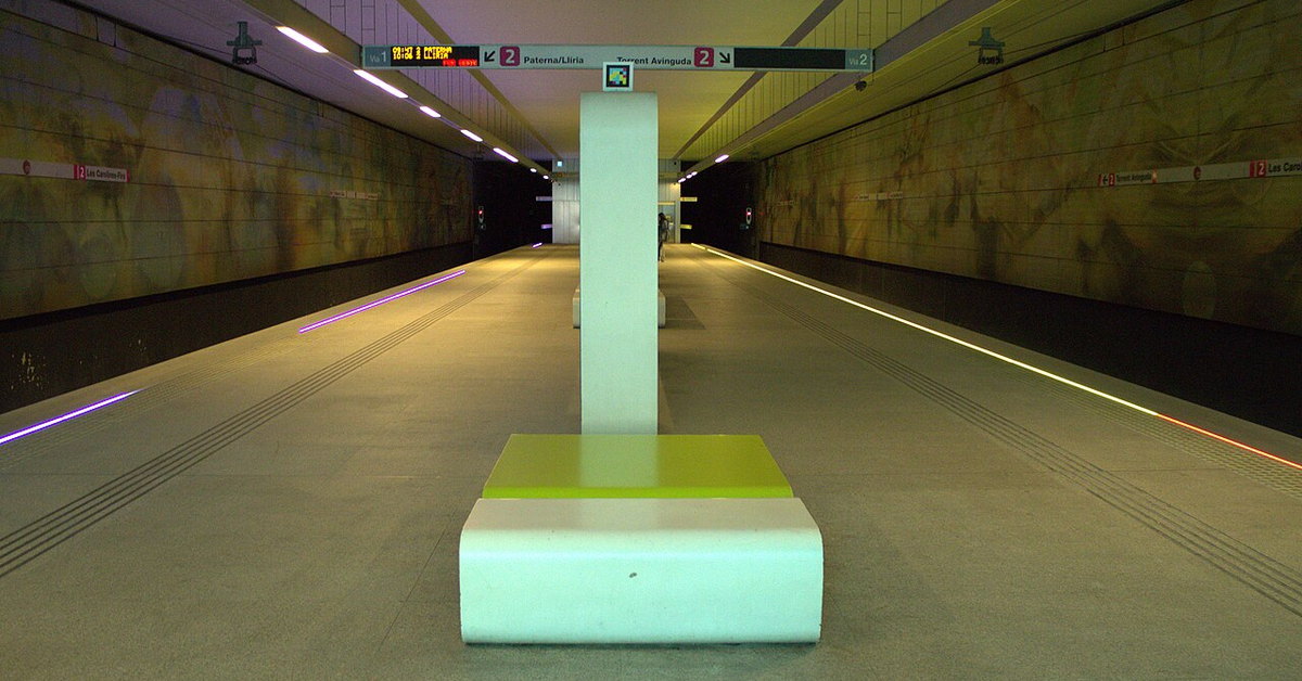 Andén subterráneo de la estación de Les Carolines - Fira