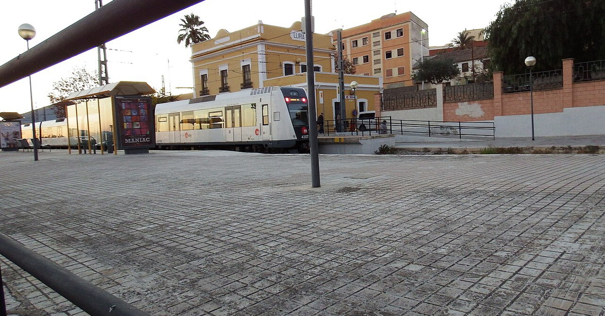 Tren detenido junto al andén de la estación de Llíria, final de la línea 2