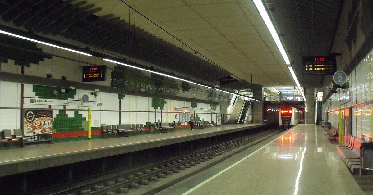 Andenes de la estación subterránea de Mislata Almassil