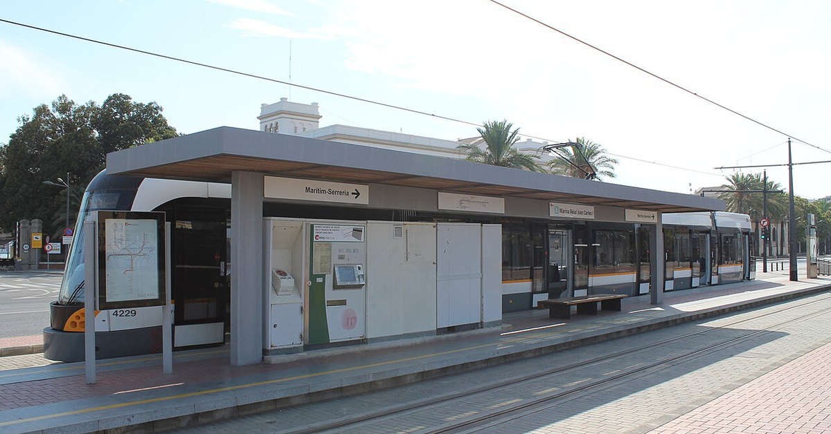 Tranvía de Metrovalencia en la parada de Neptú, antes Marina Reial Joan Carles I