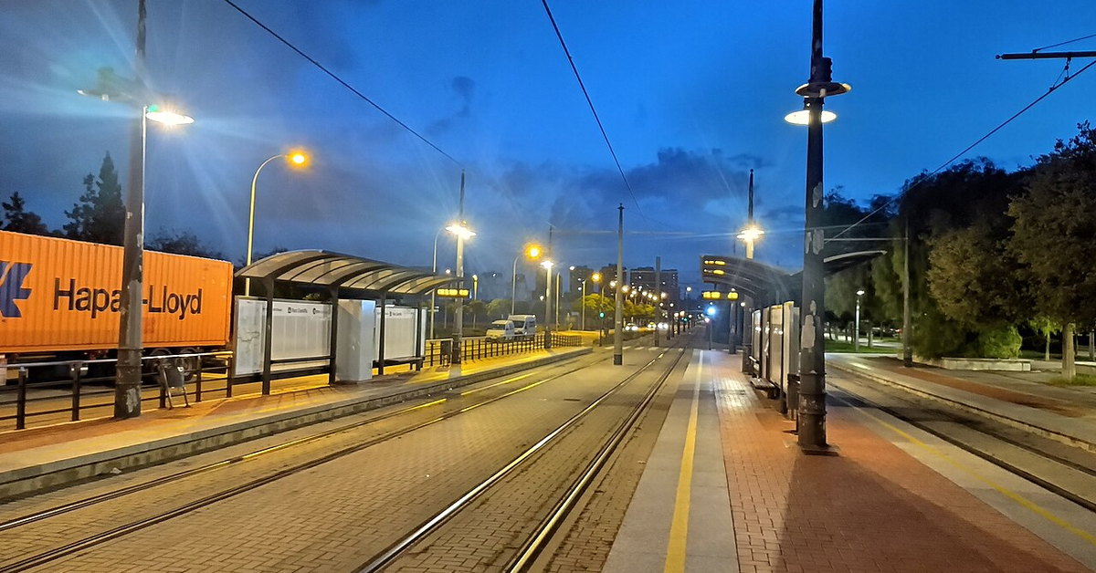 Andenes iluminados de la parada de tranvía de Parc Científic