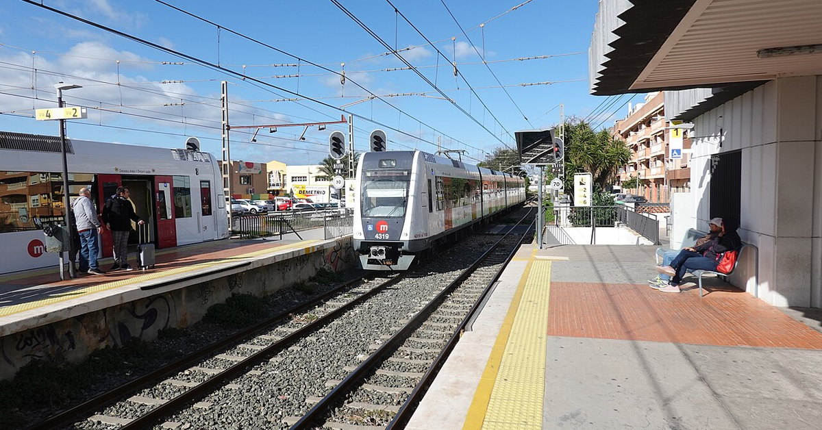 Viajeros y tren de Metrovalencia en el andén de la estación de Paterna