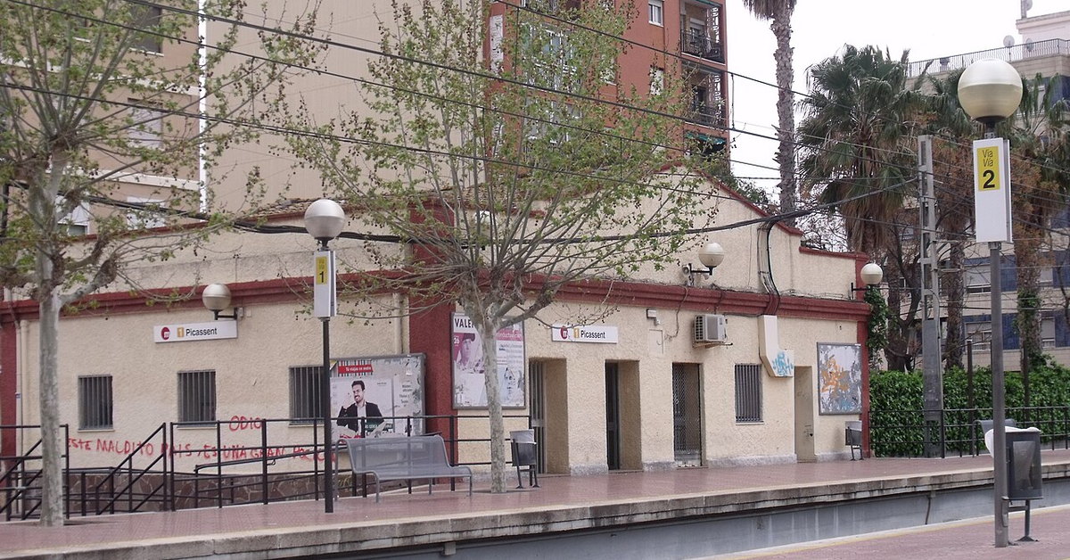 Edificio de la estación de Picassent visto desde el andén