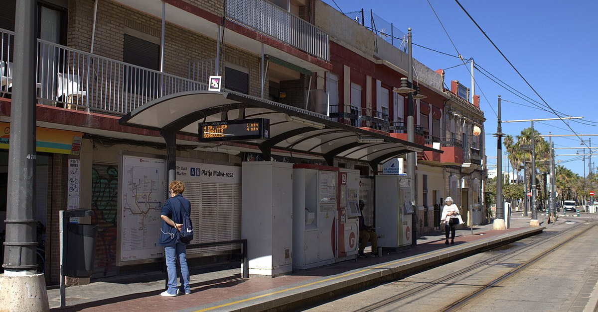 Marquesina de la parada de tranvía de Platja Malva-rosa