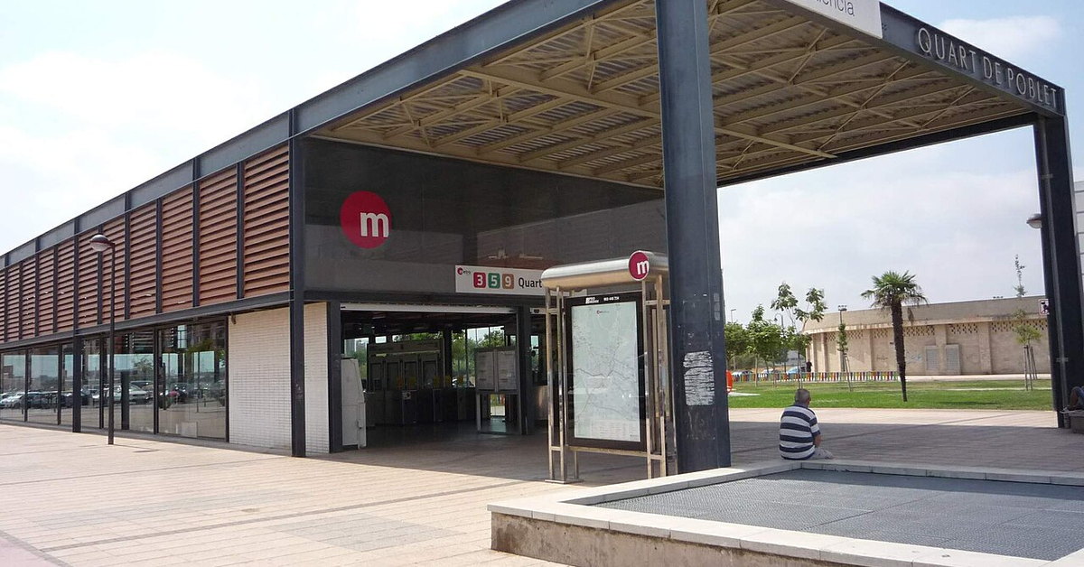 Vestíbulo exterior de la estación de Quart de Poblet con el rótulo del nombre