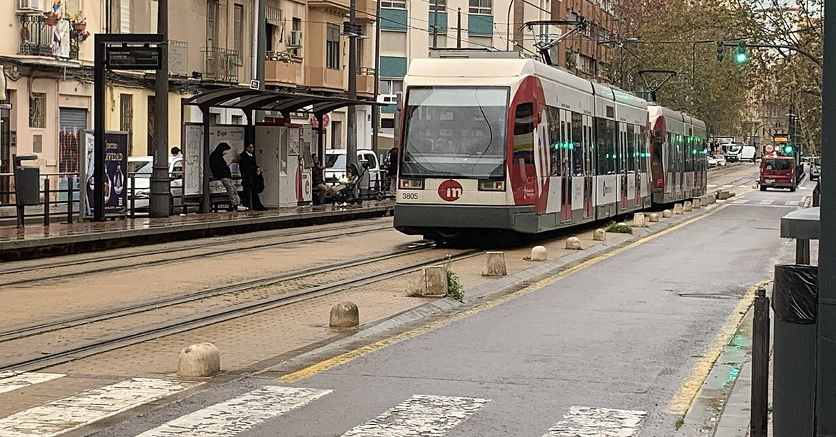 Tranvía de Metrovalencia en la parada de Sagunt, en el carrer de Sagunt