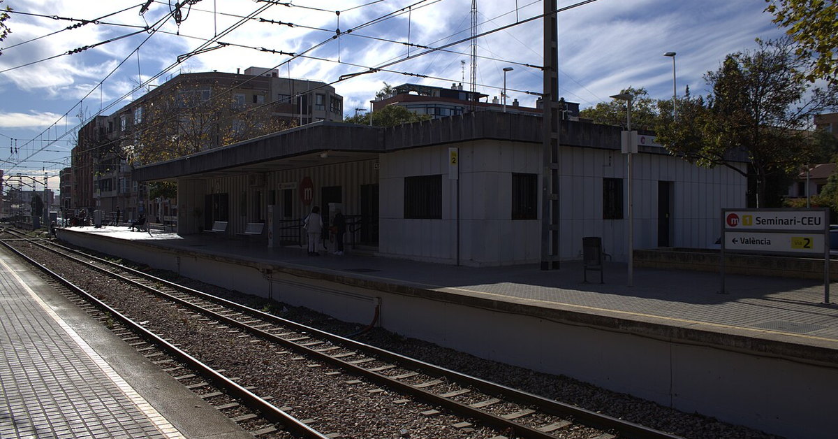 Andén y edificio de la estación de Seminari - CEU