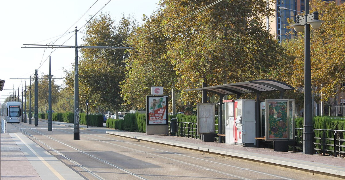 Tranvía de Metrovalencia en la parada de Tarongers - Ernest Lluch