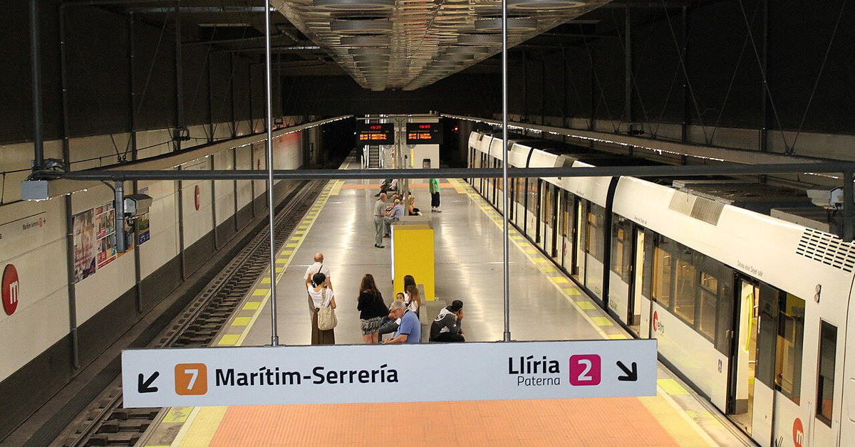 Tren de Metrovalencia en el andén de la estación subterránea de Torrent Avinguda