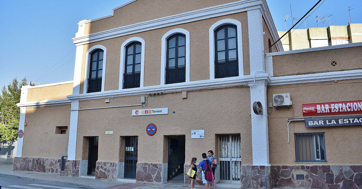 Fachada del edificio de la estación de Torrent con el rótulo de Metrovalencia