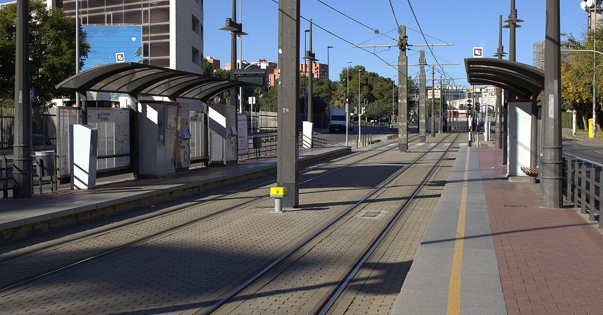 Andenes y marquesinas de la parada de tranvía de Vicent Andrés Estellés